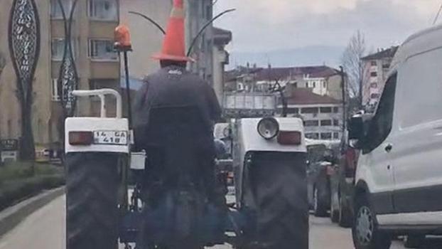 Kafasına taktığı dubayla traktörle trafikte ilerledi