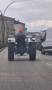 Kafasına taktığı dubayla traktörle trafikte ilerledi
