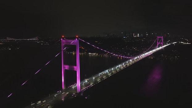 FSM Köprüsü 'Meme Kanseri Farkındalık Ayı' kapsamında pembe ışıklarla aydınlatıldı