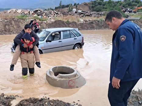 Hatay'da sağanak; otomobilde mahsur kalan öğrencileri itfaiye kurtardı