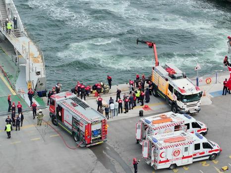 İzmir'de arabalı yolcu gemisinde yangın tatbikatı