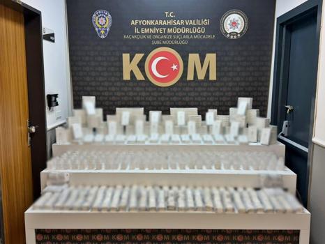 Durdurulan araçtan kaçak telefon aksesuarları çıktı