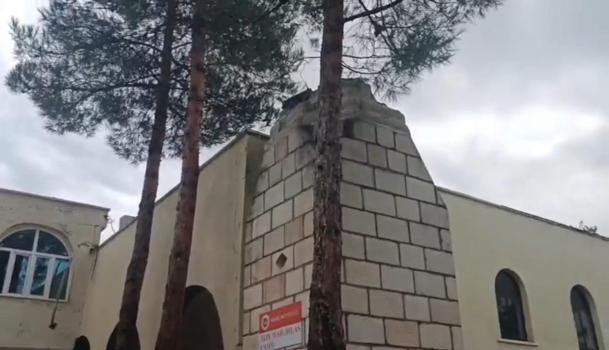 Diyarbakır’da kuvvetli rüzgarla caminin minaresi evin damına devrildi