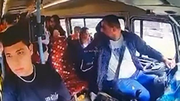 Yolcularla konuşurken kaza yaptı