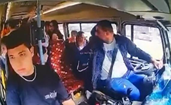 Yolcularla konuşurken kaza yaptı