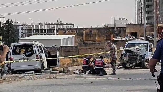 Hafif ticari araç önce belediye personeline, ardından kamyonete çarptı: 1 ölü, 2 yaralı