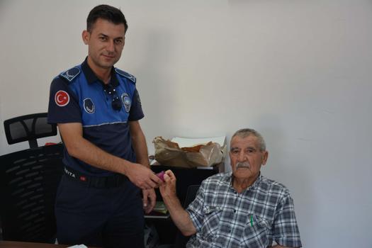 Kıbrıs gazisi bulduğu poşet içindeki altınları zabıtaya teslim etti