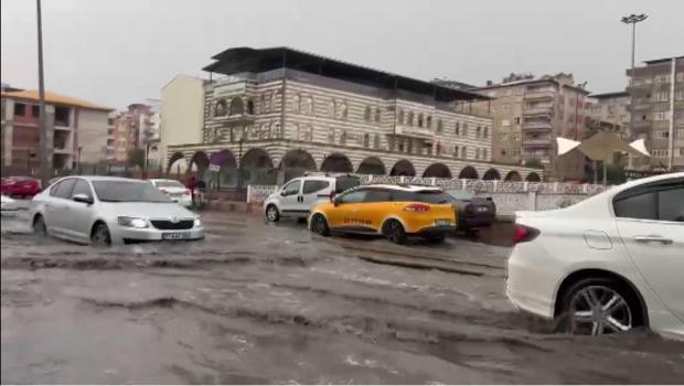 Diyarbakır’da kuvvetli rüzgarla caminin minaresi evin damına devrildi (2)