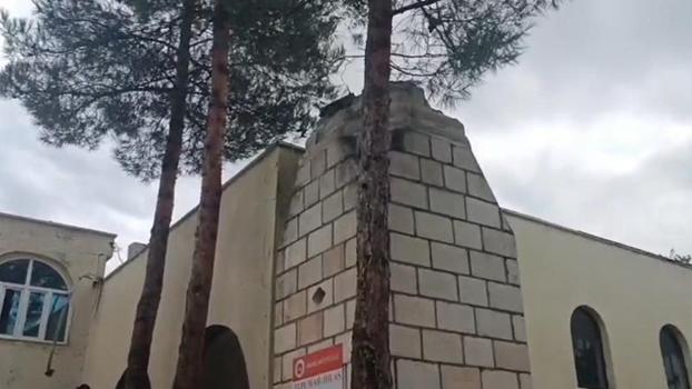 Diyarbakır’da kuvvetli rüzgarla caminin minaresi evin damına devrildi
