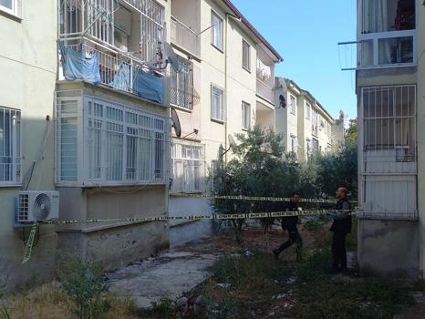 2'nci kattaki evinin balkondan düşüp yaralandı