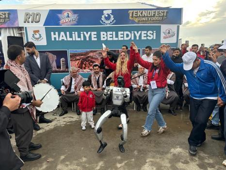 Şanlıurfa'da yağmura rağmen TEKNOFEST'e ziyaretçi akını (4)