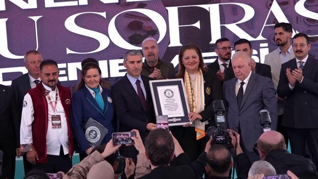 247 metrelik Anadolu Sofrası dünyanın en büyüğü olarak Guinness Rekorlar Kitabı’na girdi