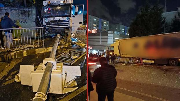 Arnavutköy'de seyir halindeki TIR, otobüs durağına daldı