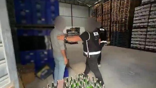 İzmir’de 23 bin 40 şişe sahte içki ele geçirildi