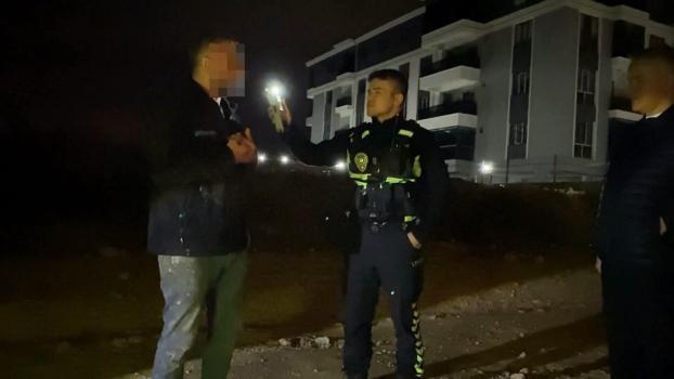Otomobille polisten kaçan 2 kişinin ‘sürücü ben değilim’ kavgası