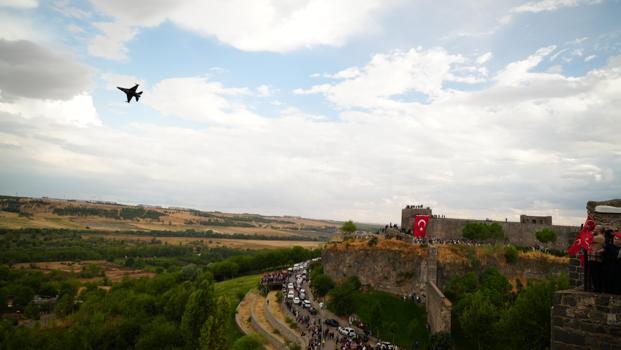 SOLOTÜRK Diyarbakır'da gösteri uçuşu yaptı