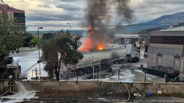 Akaryakıt istasyonunda tankerde çıkan yangın, yanındakine de sıçradı