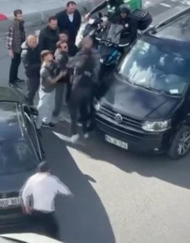 Bayrampaşa'da sürücülerin yol kavgası kamerada