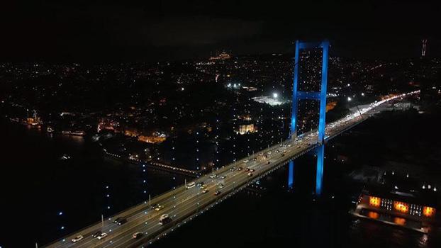 İstanbul Boğazı’ndaki köprüler turkuaz renge büründü