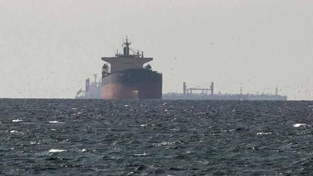 UKMTO: Hürmüz Boğazı'nda bir tanker kaynağı bilinmeyen mühimmatla vuruldu