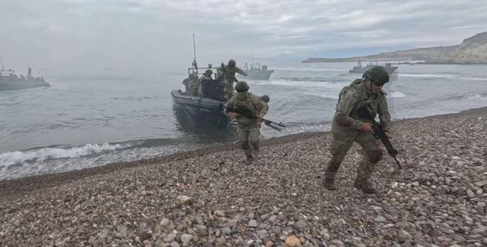 İzmir'de komandolardan 'deniz hücum harekatı' eğitimi