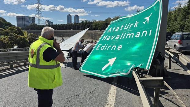 Esenler'de damperi açık hafriyat kamyonu yön tabelalarına çarptı