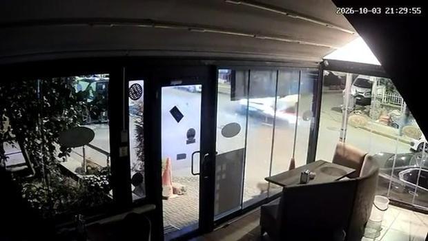 Ümraniye'de motosikletin hafif ticari araca çarptığı kaza kamerada