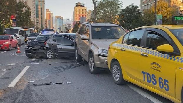 Beşiktaş'ta 5 aracın karıştığı zincirleme kaza: 2 yaralı