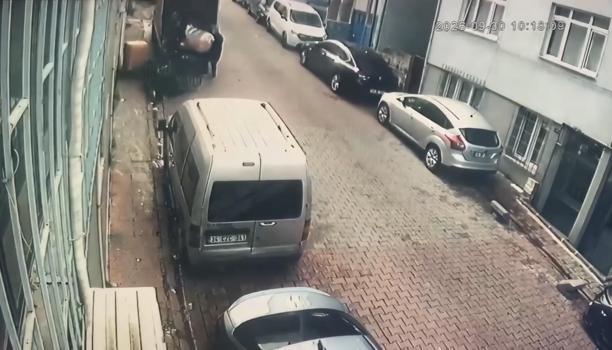 Kağıthane’de temizlik işçileri çöpteki kolilerde uyuşturucu hap buldu; polis iz sürüp imalathane ve depoya ulaştı