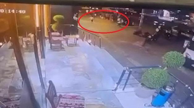 Binanın dış cephe sıvası kaldırıma düştü; kadın ve çocuk son anda kurtuldu
