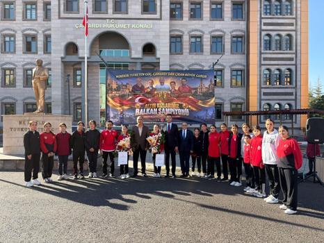 Balkan şampiyonu güreşçiler coşkuyla karşılandı