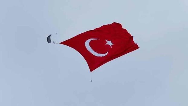 Mehmetçik, 3 bin metrekarelik Türk bayrağını dalgalandırdı