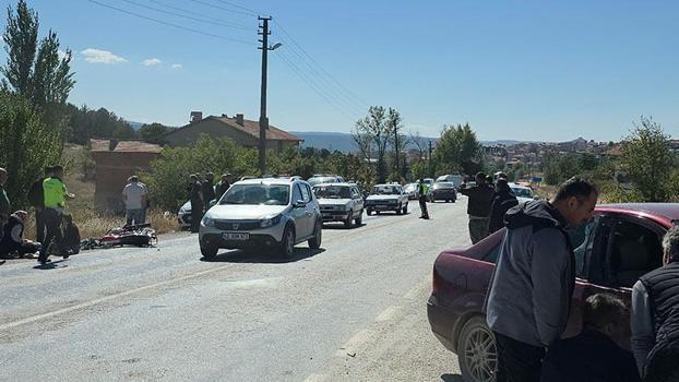 Otomobil ve motosiklet çarpıştı; 1 ölü, 2 yaralı