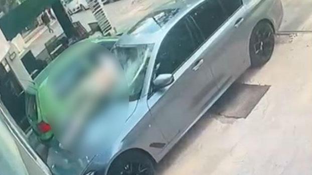Otelin 6'ncı katından otomobilin üzerine düşen kadın ağır yaralandı