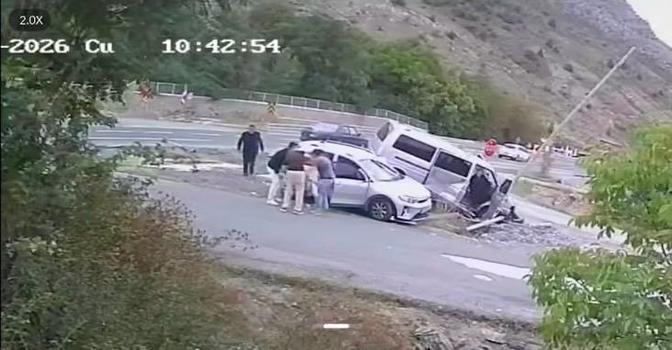 Gümüşhane'de minibüs ile otomobilin çarpıştığı kaza kamerada: 4 yaralı