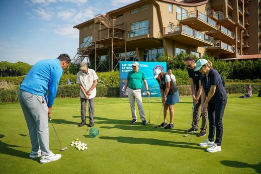 Astronotlar Belek'in tanıtımı için golf oynadı