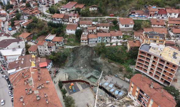 Tokat'ta yol çöktü, 2 katlı ev tahliye edildi