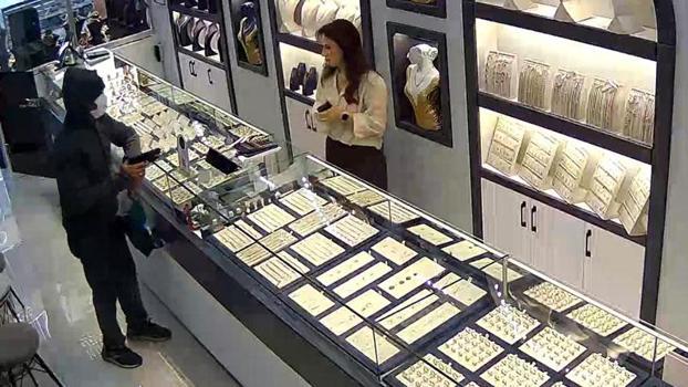 Oyuncak tabancayla kuyumcuyu soymaya kalktı, alarma basılınca kaçtı