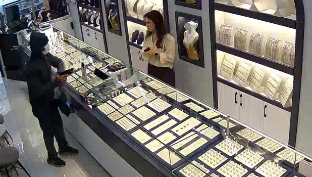 Oyuncak tabancayla kuyumcuyu soymaya kalktı, alarma basılınca kaçtı