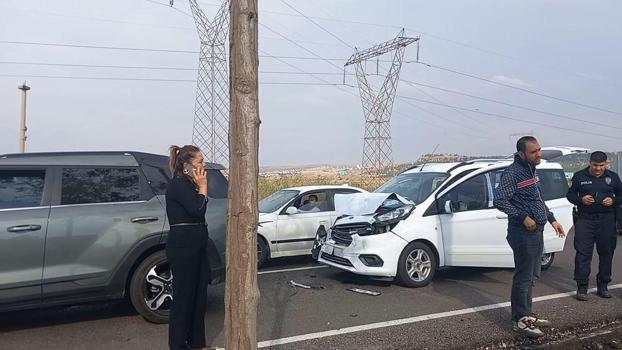 Diyarbakır’da hafif ticari araç ile otomobil çarpıştı: 2 yaralı