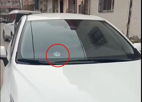Mardin’de park halindeki otomobile yorgun mermi isabet etti