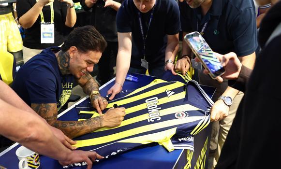 Fenerbahçeli Ederson, imza gününde taraftarlarla buluştu