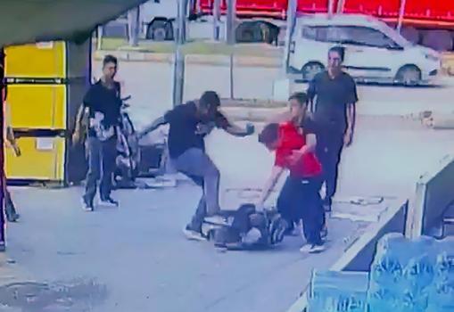 Tartıştıkları çocuğu dövüp, yerde sürüklediler