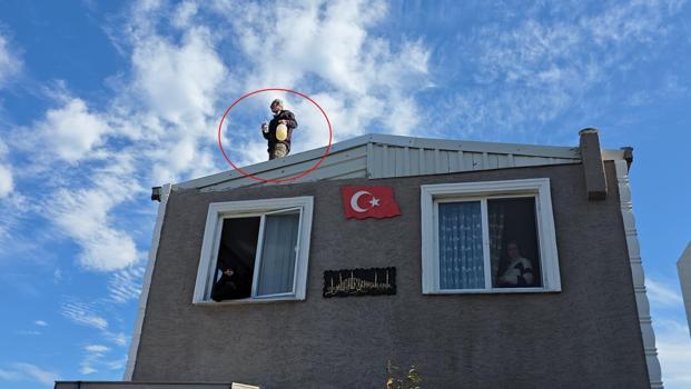 Kaçak evinin yıkımına engel olmak için benzin bidonuyla çatıya çıktı