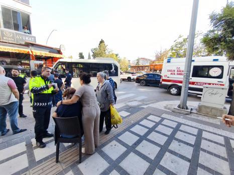 Yolcu minibüsünün çarptığı 2 kişi yaralandı