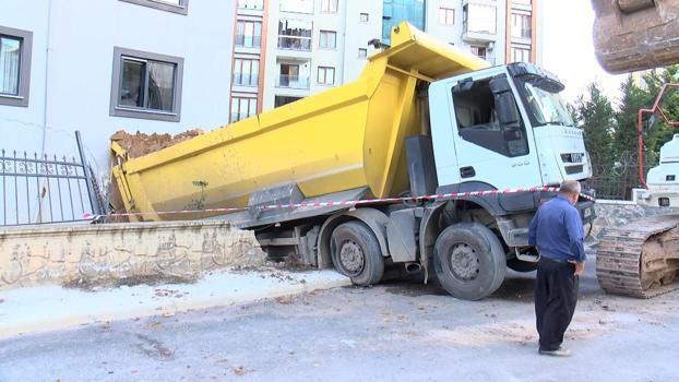 Pendik’te freni boşalan hafriyat kamyonu iş yerine girdi; araçtan atlayan şoför yaralandı