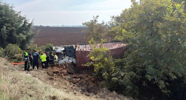Kontrolden çıkan TIR, tarlaya uçtu: 1 yaralı