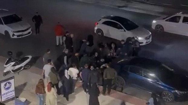 Otomobille çarpışan motosiklet, kontrolden çıkarak park halindeki başka otomobile çarptı: 2 yaralı