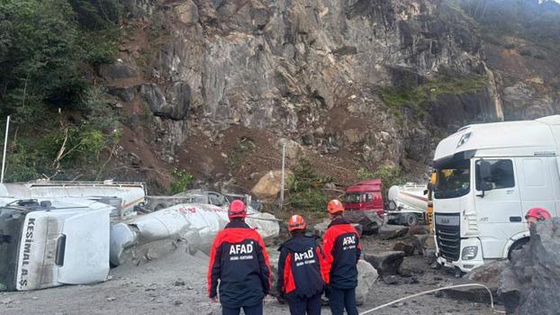 Hopa'da TIR parkında heyelan: 1 ölü