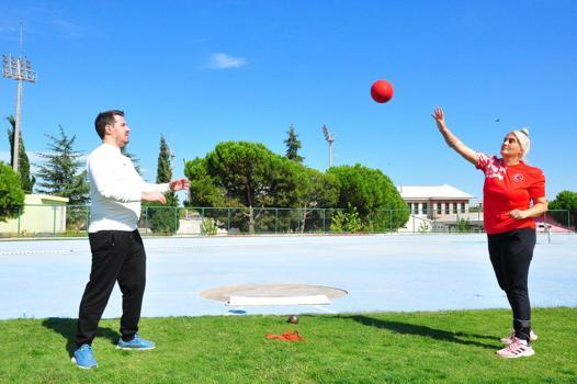 Dünya şampiyonasına, 20 yıl sonra spora döndürdüğü eşiyle hazırlanıyor